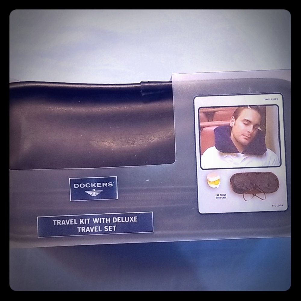 Dockers Deluxe Men's Travel Kit